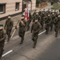 Zdjęcie przedstawia żołnierzy zmierzających na rynek, gdzie ma się odbyć druga część uroczystości.