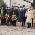 Zdjęcie przedstawia władze Gminy Przemęt oraz zaproszonych gości wraz z wiązankami.