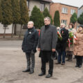 Zdjęcie przedstawia składnie wiązanek pod pomnik przez delegacje.