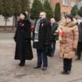 Zdjęcie przedstawia składnie wiązanek pod pomnik przez delegacje.
