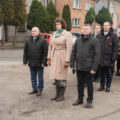 Zdjęcie przedstawia składnie wiązanek pod pomnik przez delegacje.