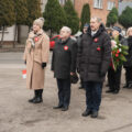 Zdjęcie przedstawia składnie wiązanek pod pomnik przez delegacje.
