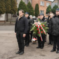 Zdjęcie przedstawia składnie wiązanek pod pomnik przez delegacje.