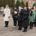 Zdjęcie przedstawia składnie wiązanek pod pomnik przez delegacje.