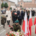 Zdjęcie przedstawia składnie wiązanek pod pomnik przez delegacje.