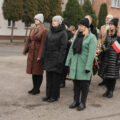 Zdjęcie przedstawia składnie wiązanek pod pomnik przez delegacje.