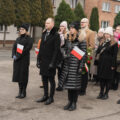 Zdjęcie przedstawia składnie wiązanek pod pomnik przez delegacje.