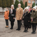 Zdjęcie przedstawia składnie wiązanek pod pomnik przez delegacje.