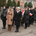 Zdjęcie przedstawia składnie wiązanek pod pomnik przez delegacje.