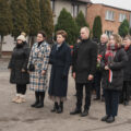 Zdjęcie przedstawia składnie wiązanek pod pomnik przez delegacje.