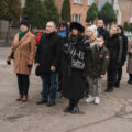 Zdjęcie przedstawia składnie wiązanek pod pomnik przez delegacje.