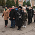 Zdjęcie przedstawia składnie wiązanek pod pomnik przez delegacje.