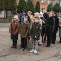 Zdjęcie przedstawia składnie wiązanek pod pomnik przez delegacje.