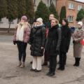 Zdjęcie przedstawia składnie wiązanek pod pomnik przez delegacje.