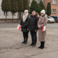 Zdjęcie przedstawia składnie wiązanek pod pomnik przez delegacje.