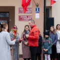 Zdjęcie przedstawia wręczenie podziękowań przedstawicielowi wykonawcy Szymonowi Zielińskiemu przez Dyrektora szkoły