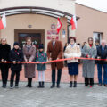 Zdjęcie ukazuje Wójta, Przewodniczącą Rady Gminy Przemęt, Dyrektora szkoły, uczniów oraz innych zebranych przecinających czerwoną wstęgę. Symboliczne otwarcie wyremontowanego parkingu.