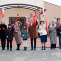 Zdjęcie ukazuje Wójta, Przewodniczącą Rady Gminy Przemęt, Dyrektora szkoły, uczniów oraz innych zebranych po przecięciu wstęgi z oficjalnego otwarcia parkingu.