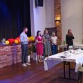 Na zdjęciu Dyrektor GCKiB Szymon Piechowiak, Przewodnicząca Rady Monika Maćkowiak. Kierownik Wydziału Oświaty, Promocji, Turystyki i Sportu Marta Sobierajska, pani Jolanta Skorupińska oraz Dyrektor Zespołu Szkoła Podstawowa i Przedszkole Samorządowe z Oddziałem Integracyjnym w Kaszczorze Dagmara Nowak. Pani dyrektor wita wszystkich zebranych.