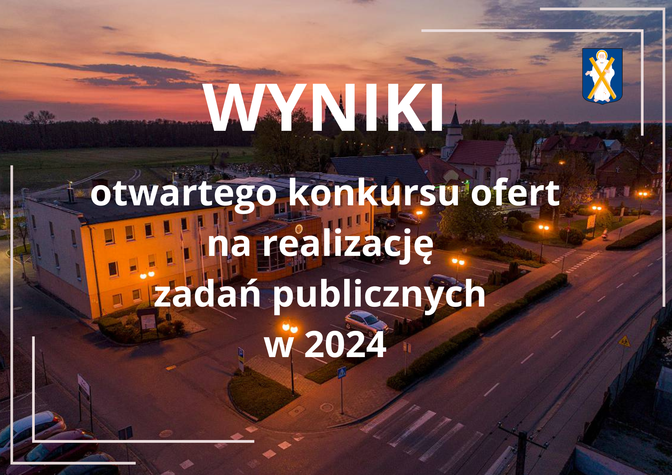 Zdjęcie urzędu Gminy Przemęt o zachodzie słońca z napisem - wyniki otwartego konkursu ofert