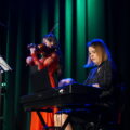 Skrzypaczka i pianistka na scenie