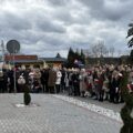 Zdjęcie przedstawia ludzi zebranych na uroczystości odbywającej się pod pomnikiem Powstańców Wielkopolskich w Mochach.