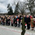 Zdjęcie przedstawia ludzi zebranych na uroczystości odbywającej się pod pomnikiem Powstańców Wielkopolskich w Mochach.