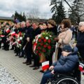 Zdjęcie przedstawia Senatora Jana Filipa Libickiego, Wójta Gminy Siedlec Jacka Kolesińskiego oraz resztę zebranych podczas uroczystości odbywającej się pod pomnikiem Powstańców Wielkopolskich w Mochach.