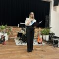 Zdjęcie przedstawia dyrektor zespołu szkół w Przemęcie, która wygłasza przemowę podczas "drzwi otwartych" w sali GCKiB.