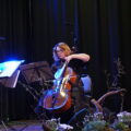 Kobieta gra na instrumencie smyczkowym