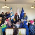 Zdjęcie przedstawia dzieci wraz z nauczycielkami i Panią dyrektor przedszkola, którzy stoją w gabinecie Pana Wójta.