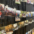 Fotografie powieszone na sznurkach