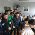Zdjęcie przedstawia uczniów z pobliskich szkół oraz uczniów z zespołu szkół w Przemęcie, którzy integrują się w jednej z sal poprzez przygotowane przez gospodarzy konkurencje.