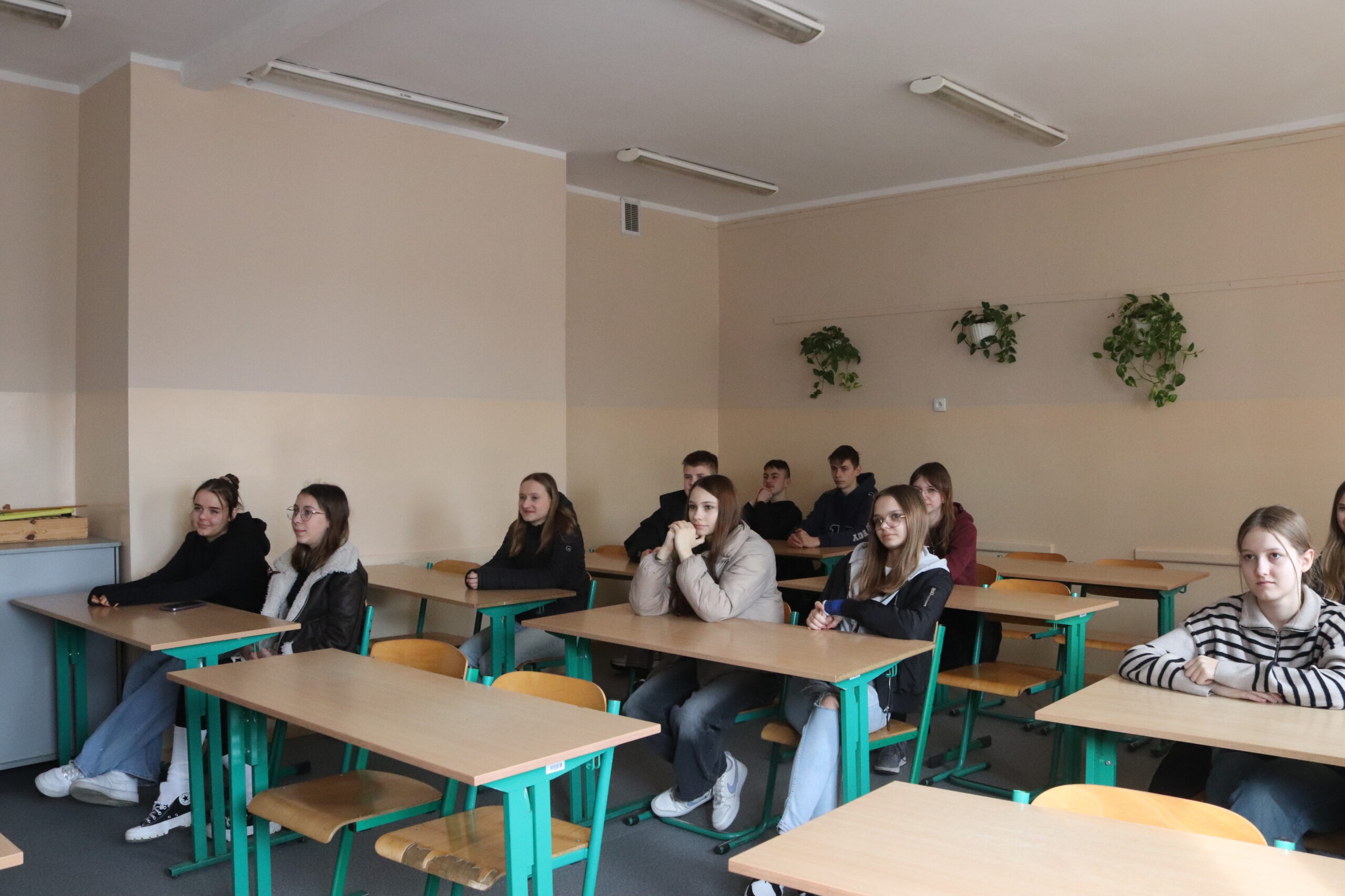 Zdjęcie przedstawia zaproszonych uczniów, którzy siedzą w jednej z lekcyjnych sal.