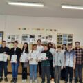 Grupa uczestników konkursu pozuje do zdjęcia grupowego.