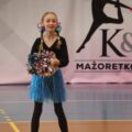 Mażoretka z pomponami podczas występu