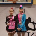 Dwie dziewczyny pozują do zdjęcia na podium - 1 miejsce
