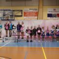 Grupa mażoretek pozuje do zdjęcia na podium