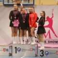Grupa dziewczyn pozuje do zdjęcia na podium