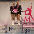 Dwie mażoretki na podium