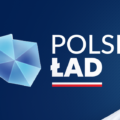 Logo polskiego ładu na granatowym tle. Z boku falująca flaga Polski.