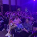 Publiczność siedzi i słucha koncertu