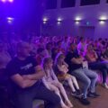 Publiczność siedzi i słucha koncertu