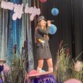 Dziewczynka śpiewa przez mikrofon na scenie, ubrana w tematyczny do piosenki strój.
