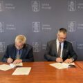 Fotografia przedstawia moment podpisywania umowy na odbudowę zabytkowego muru w Błotnica.