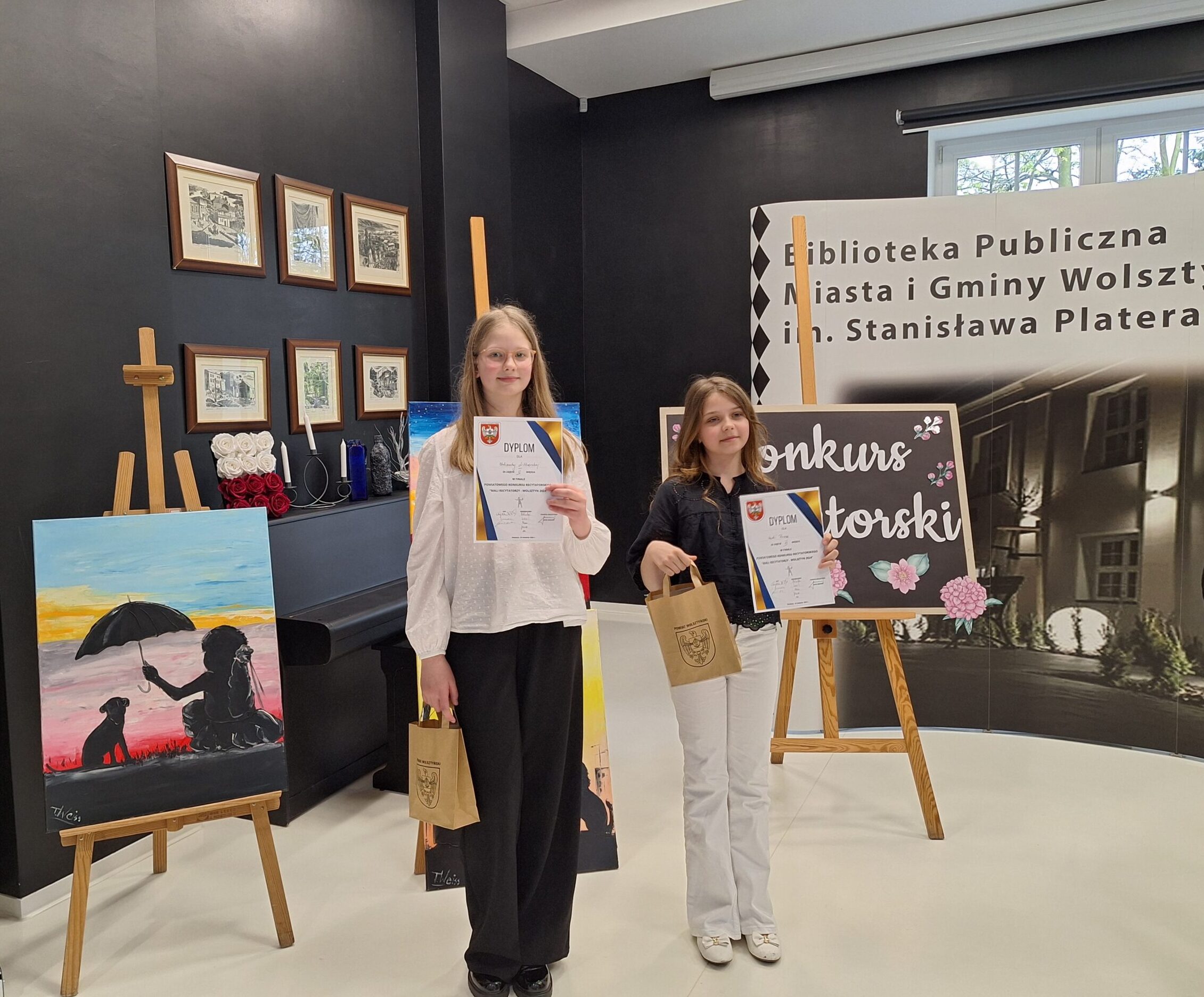 Na zdjęciu dwie laureatki z Gminy Przemęt. Pozują do zdjęcia z dyplomami i upominkami.