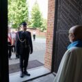 Proboszcz wita poczty sztandarowe