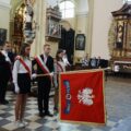 Poczet sztandarowy składa hołd przed ołtarzem