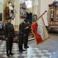 Poczet sztandarowy składa hołd przed ołtarzem