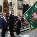 Poczet sztandarowy składa hołd przed ołtarzem